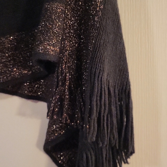 Sweater/Poncho - Picture 2 of 3